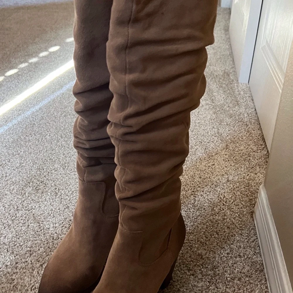 Boots - Tan Suede Splendid boots. Size 7 1/2. Like New. True to size. - Picture 13 of 16
